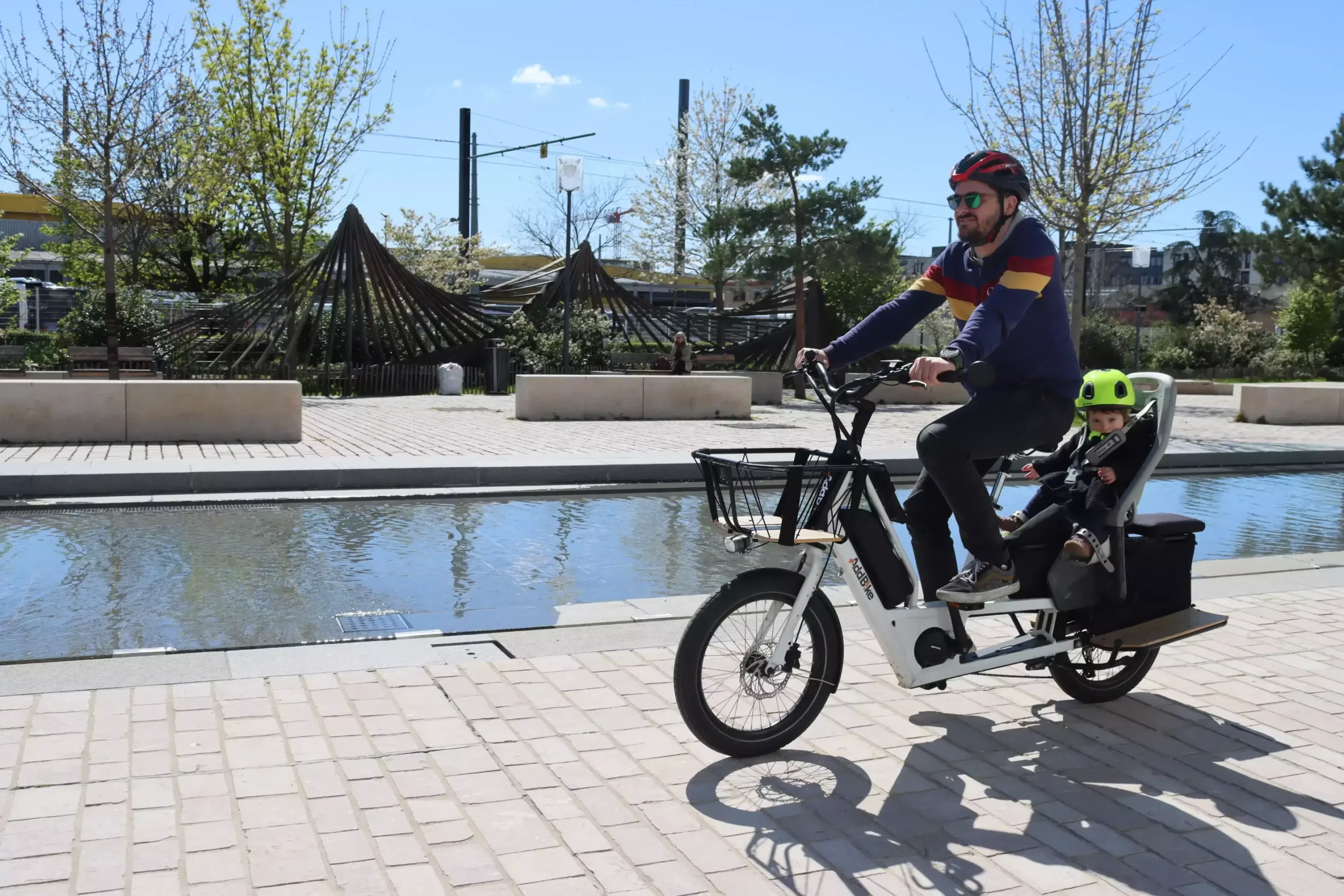 Vélo cargo compact et modulable U-Cargo Lite .
